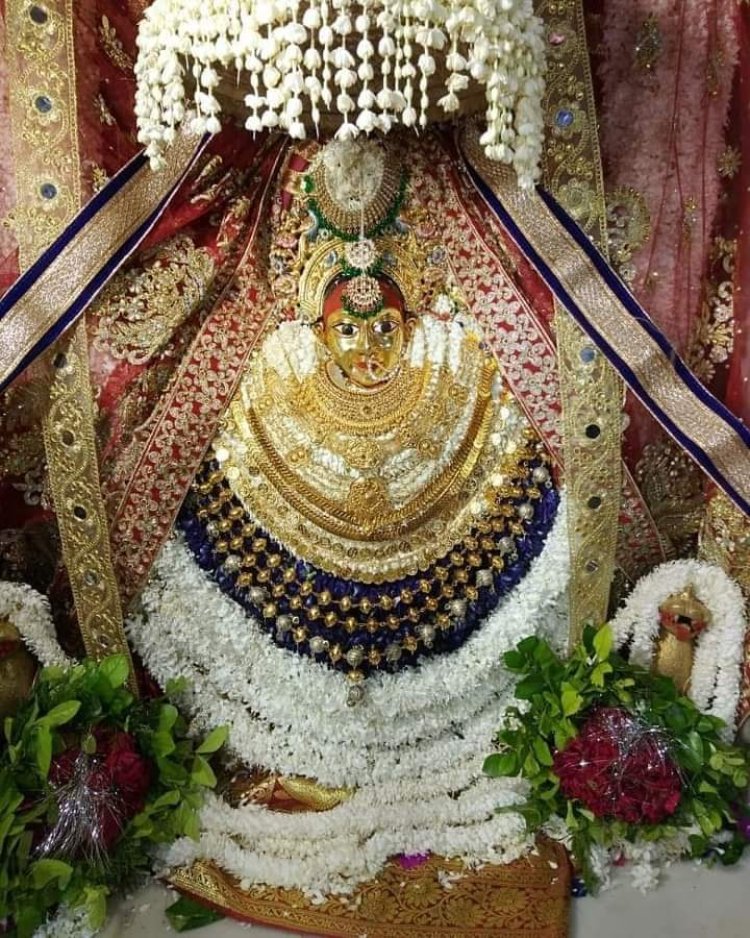 नवरात्र के चौथे दिन कुष्मांडा देवी की आराधना कर रहे भक्त, जाने दर्शन करने का महात्म्य...