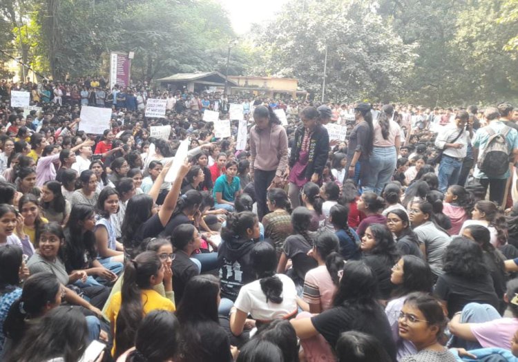 IIT-BHU के छात्रा संग छेड़खानी के विरोध में उतरे हजारों छात्र, क्लोज कैंपस की कर रहे मांग...