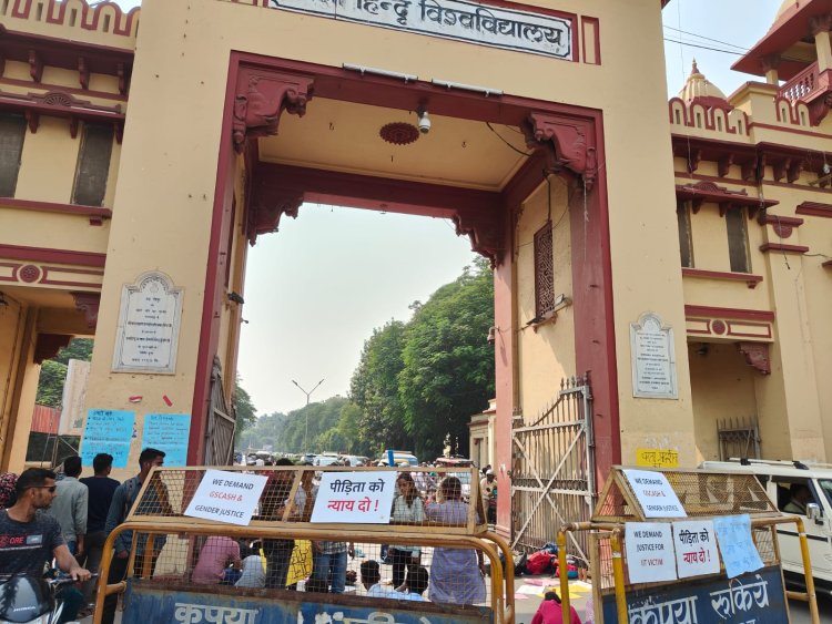 IIT-BHU मामला: कक्षाओं का बहिष्कार कर छात्रों ने कैंपस में निकाली आक्रोश रैली, मुख्यद्वार पर बैठी छात्राओं की यह है मांग...