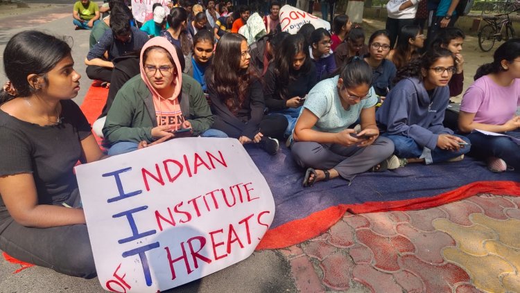 BHU-IIT के छात्र फिर बैठे धरने पर, छात्रा से अश्लील हरकत करने वाले आरोपियों की गिरफ्तारी न होने से है नाराज...