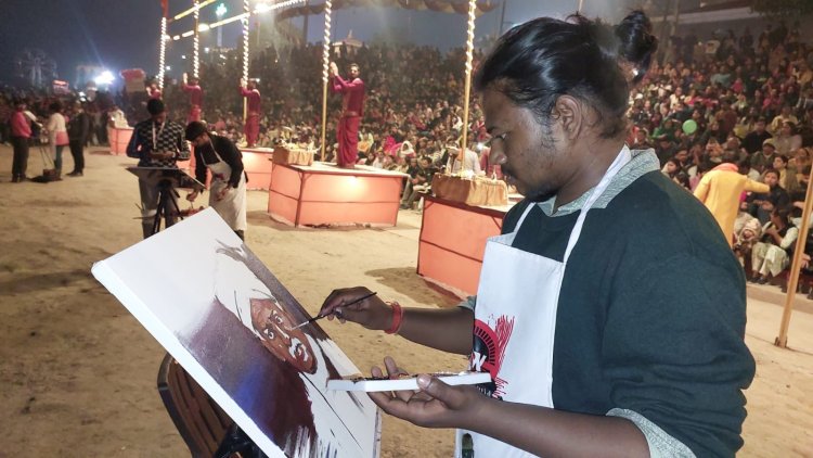 अस्सी घाट पर कलाकारों ने गंगा आरती के दौरान कैनवास पर तस्वीर उकेरकर किया नमन...