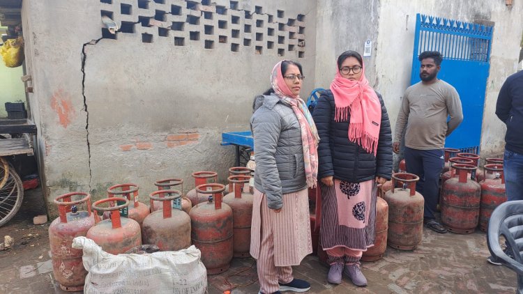 आपूर्ति विभाग ने छापेमारी कर गैस रिफिलिंग का किया भंडाफोड़, भारी संख्या में सिलेंडर और पेट्रोमैक्स पकड़ाया...