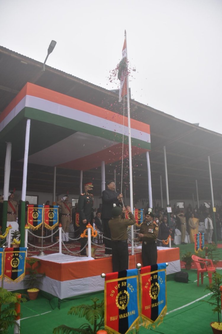 बीएचयू में उत्साहपूर्वक मनाया गया गणतंत्र दिवस, कुलपति ने ध्वजारोहण कर ली परेड की सलामी...