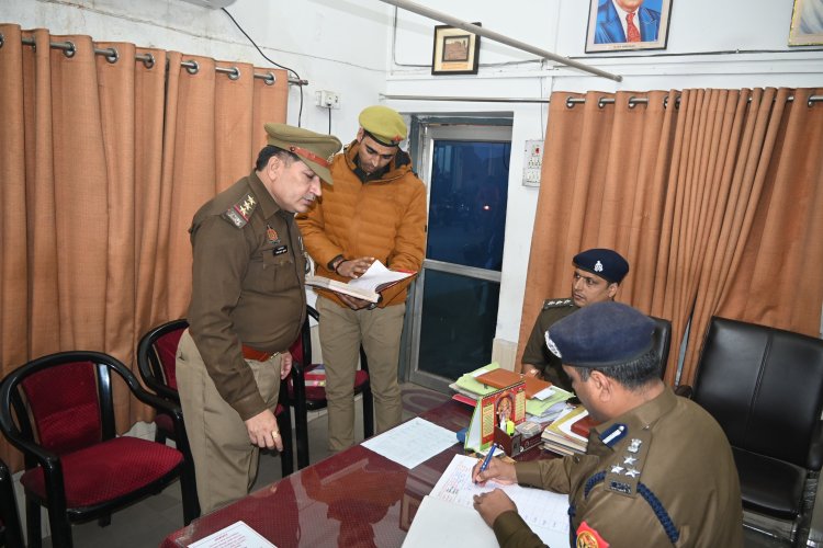 भेलूपुर थाने का एडिशनल पुलिस कमिश्नर ने किया निरीक्षण, पैदल गश्त कर दिया यह निर्देश...