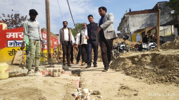 संत रविदास मंदिर पहुंचे डीएम ने जयंती के तैयारियों का लिया जायजा, लापरवाही पर भड़के... 