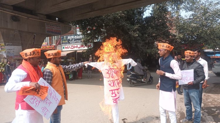 एमपी के CM पर टिप्पणी से राष्ट्रीय यदुवंश परिषद अखिलेश से खफा, फूंका पुतला...