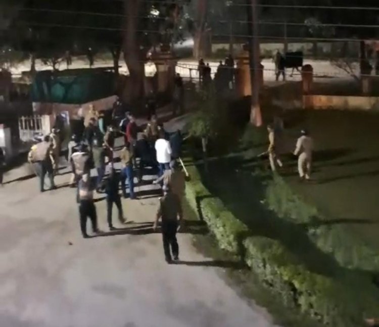 BHU में दुर्घटना के बाद हंगामा कर रहे छात्रों को पीटने का वीडियो वायरल, ABVP ने की दोषी पुलिसकर्मियों पर कार्रवाई की मांग...