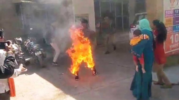 शाहजहांपुर में एसपी कार्यालय के बाहर युवक ने खुद को लगाई आग, अखिलेश ने सरकार को घेरा...
