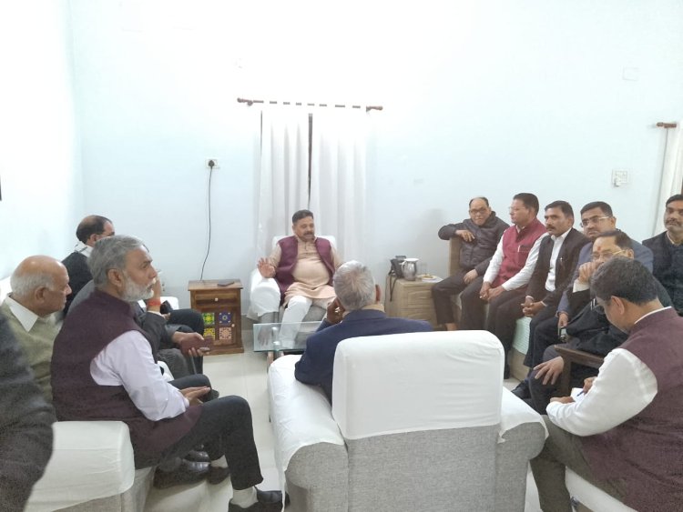 आंदोलनरत अधिवक्ताओं संग स्टांप ने बैठक कर निकाला समस्या का समाधान,  रामनगर के साथ-साथ कचहरी में भी होगी रजिस्ट्री...