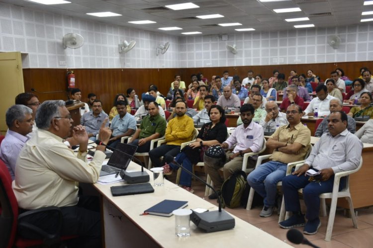 BHU कुलपति ने हॉस्टल से जुड़े विषयों पर की समीक्षा बैठक, बोले- छात्रावासों में अनाधिकृत रूप से रहने वालों के प्रति जारी रहेगी सख़्ती...