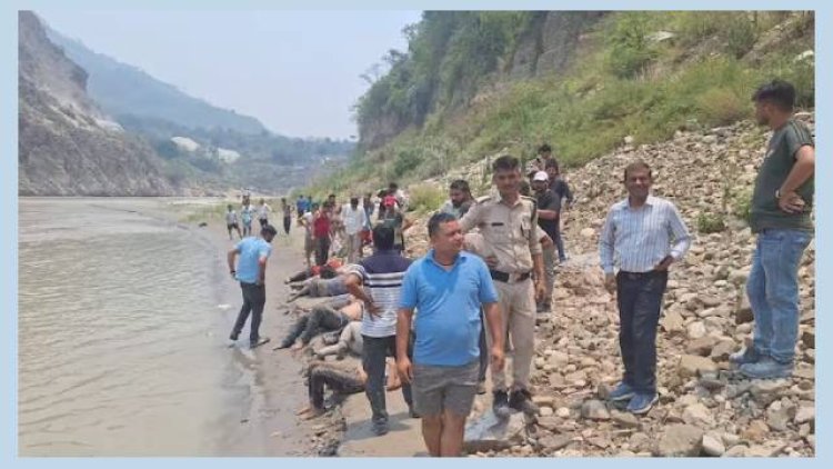 Uttarakhand Badrinath Highway Accident: बद्रीनाथ हाईवे पर बड़ी सड़क दुर्घटना, टेम्पो ट्रेवलर अलकनंदा नदी में गिरी, 10 की मौत