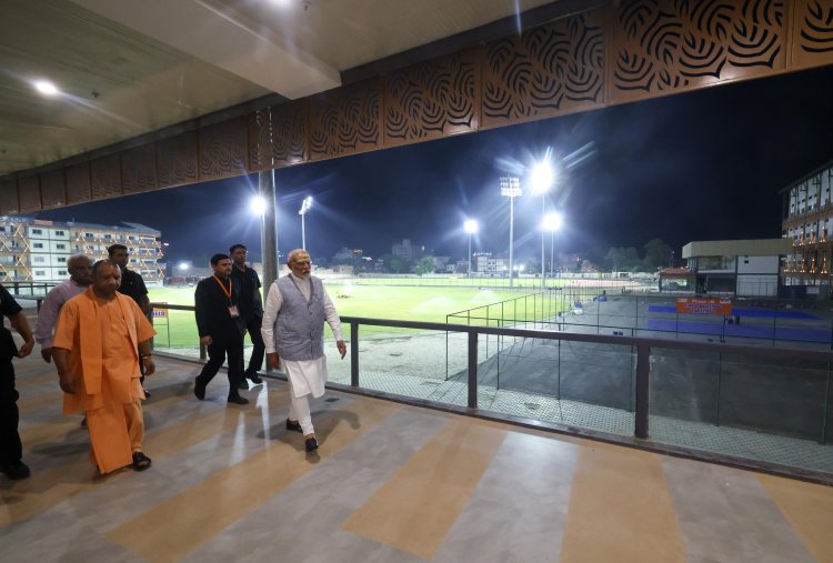 PM मोदी अचानक पहुंचे सिगरा स्टेडियम, इंडोर स्पोर्ट्स काम्प्लेक्स का किया निरीक्षण...