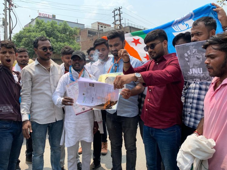 Varanasi : NEET परीक्षा में गड़बड़ी को लेकर NSUI पदाधिकारियों ने जलाया अपना रिजल्ट की छायाप्रति, की शिक्षा मंत्री के इस्तीफे की मांग