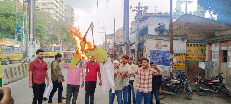 NSUI कार्यकर्ताओं ने जलाया सुभासपा विधायक बेदी राम का पुतला, विधानसभा सदस्यता रद्द करने की मांग