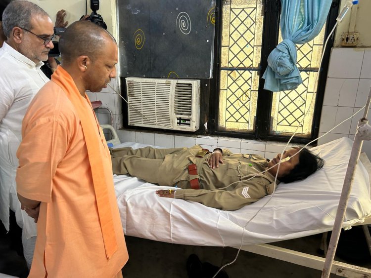 CM Yogi पहुंचे हाथरस, हॉस्पिटल  में  घायलों से मुलाकात कर जाना हाल..…