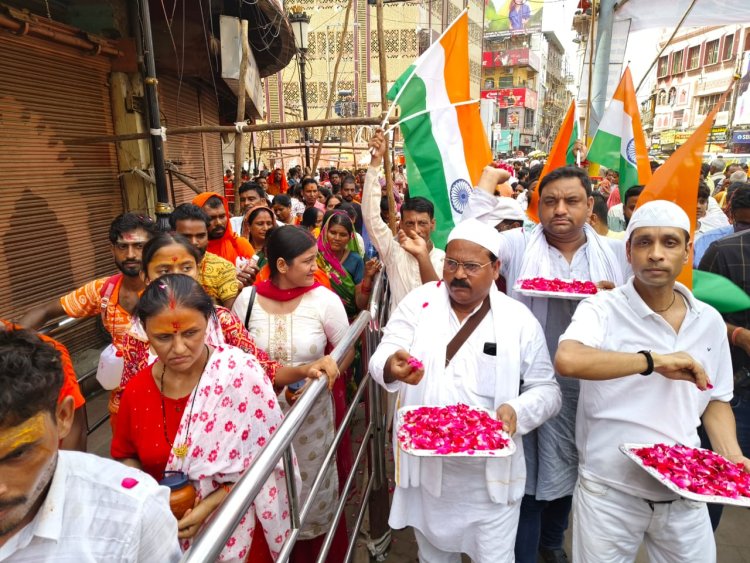 सावन का पहला सोमवार : महादेव की नगरी काशी में दिखी गंगा- जमुनी तहजीब की अद्भुत मिसाल, मुस्लिम बंधुओं ने कावड़ियों पर पुष्प वर्षा कर किया स्वागत