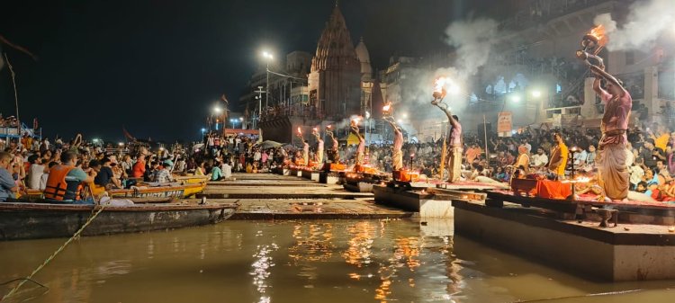 वाराणसी में  तेजी से बढ़ रहा गंगा का जलस्तर, बदला विश्व प्रसिद्ध दशाश्वेमध घाट की गंगा आरती का स्थल 