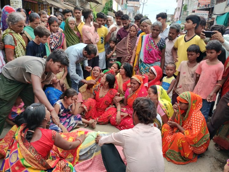 11 हजार वोल्ट के तार की चपेट में आने से टेंट हाउस के कर्मचारी की मौत, परिजनों ने शव सड़क पर रख किया चक्काजाम, मुआवजे की मांग