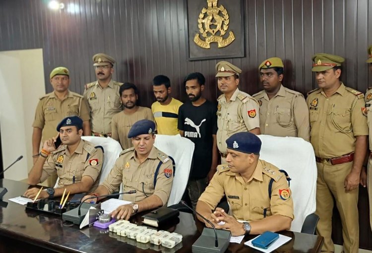 वाराणसी: सारनाथ पुलिस ने तीन चोरों को किया गिरफ्तार, चोरी के आभूषण और नगदी बरामद