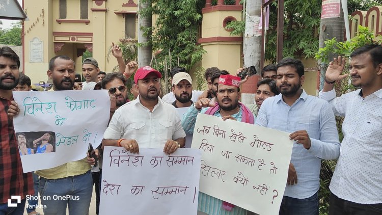 समाजवादी छात्रों का BHU गेट पर प्रदर्शन, विनेश फोगाट को सिल्वर मेडल दिए जाने की मांग