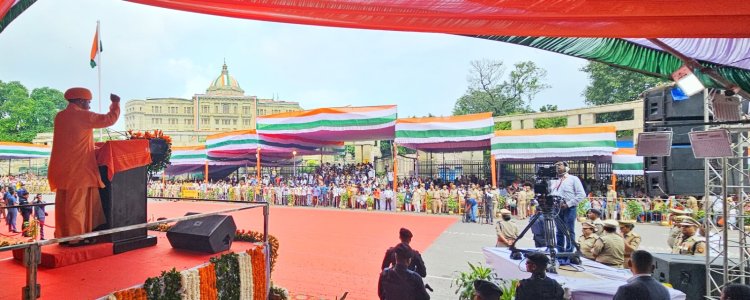 78th Independence Day: सीएम योगी ने लखनऊ में फहराया तिरंगा, कहा- 10 वर्षों के दौरान नए भारत के दर्शन....