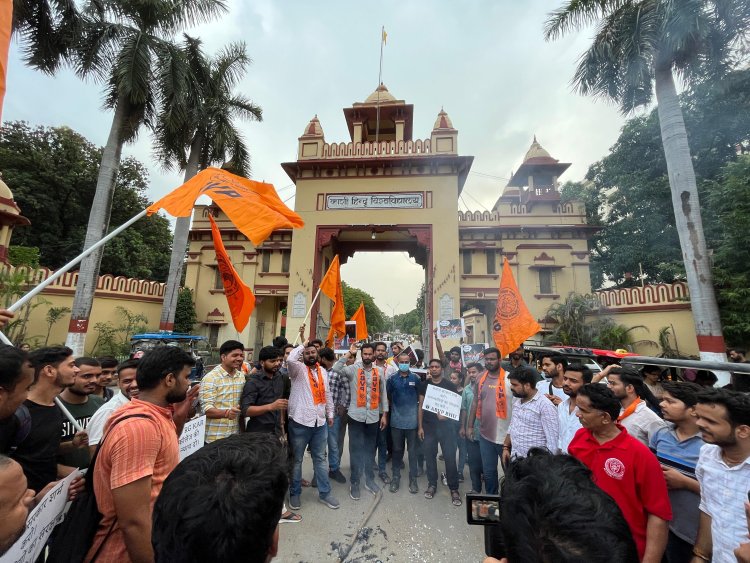 कोलकाता रेप-मर्डर केस : ABVP कार्यकर्ताओं ने बीएचयू महिला महाविद्यालय तिराहे से निकाला विरोध मार्च, फूंका ममता बनर्जी का पुतला