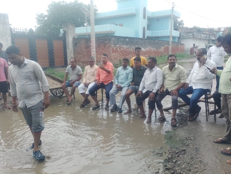 वाराणसी: खराब सड़क और जलजमाव से परेशान लोगों ने मुडादेव तिराहे पर किया प्रदर्शन, बोले- दशकों से है समस्या