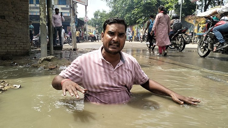 वाराणसी: खुले सीवर चैंबर का दो महीनों से ढक्कन गायब, चेंबर में उतरकर जताया विरोध, सपा और कांग्रेस ने साधा निशाना