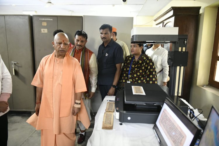 संस्कृत विश्वविद्यालय के औचक निरीक्षण पर पहुंचे CM Yogi, भारतीय संस्कृति के धरोहर को संरक्षित रखने के प्रयास की सराहना