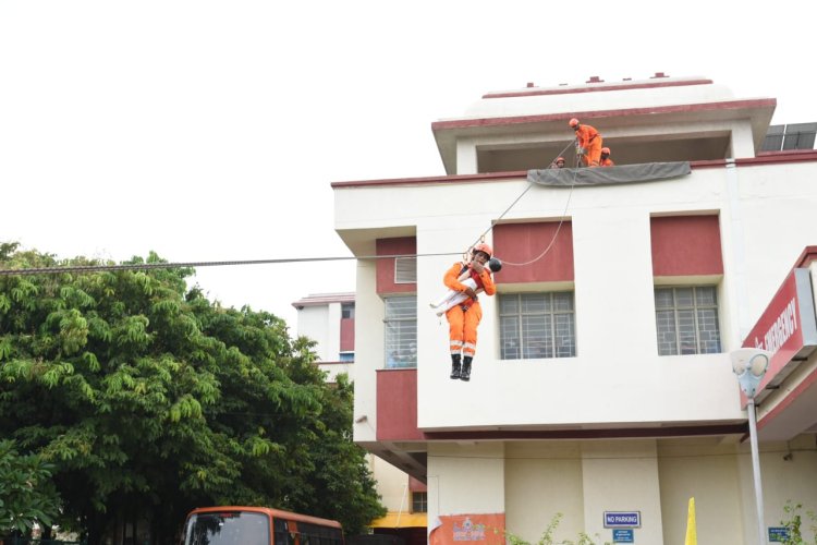 NDRF ने ट्रॉमा सेंटर BHU में भूकंप पर की मॉक प्रैक्टिस, बिल्डिंग में फंसे लोगों को निकाला सुरक्षित