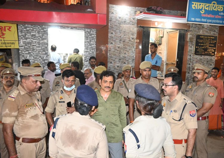 अतिक्रमण के खिलाफ पुलिस कमिश्नर उतरे सड़क पर, 25 वाहन किए गए सीज, चौक और दशाश्वमेध क्षेत्र में किया पैदल गश्त 