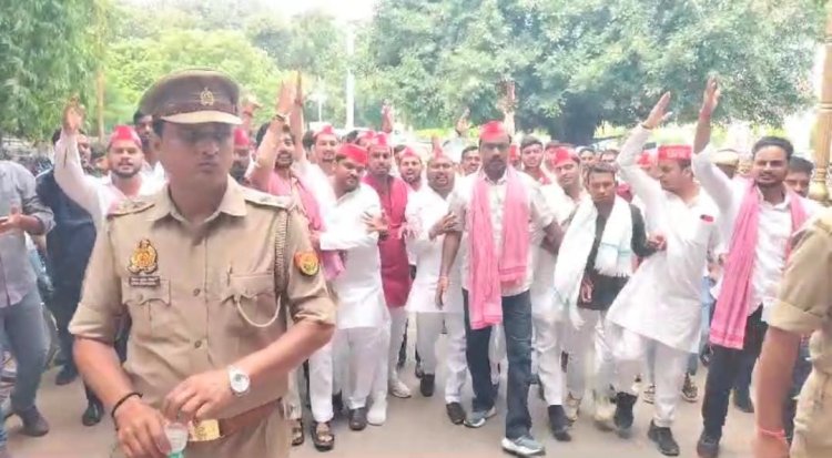 वाराणसी : जिला मुख्यालय पर छात्रों और नौजवानों का धरना प्रदर्शन, छात्र संघ बहाली को लेकर उठाई आवाज़