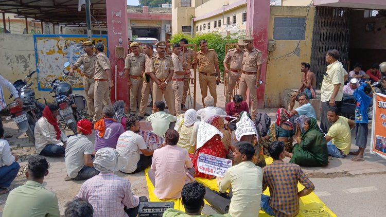 वाराणसी: नगर निगम के जोनल ऑफिस पर पांच सूत्रीय मांगों को लेकर स्ट्रीट वेंडर्स का धरना, पुलिस पर उत्पीड़न का आरोप