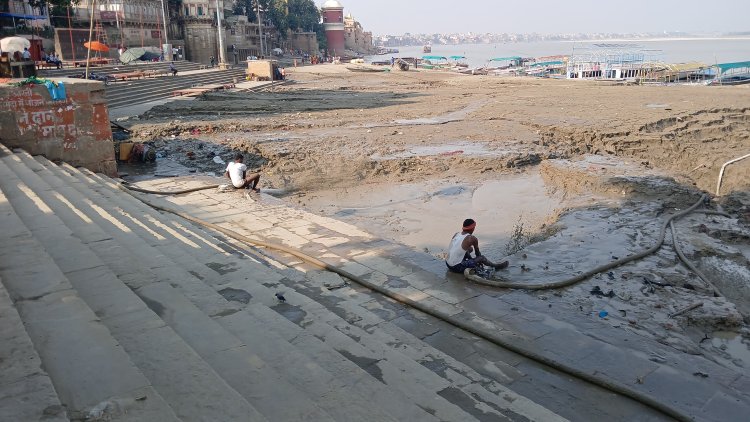 Varanasi: छठ पूजा और देव दीपावली की तैयारियां तेज, गंगा घाटों पर सिल्ट सफाई अभियान शुरू