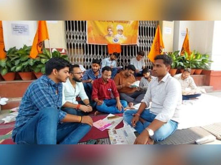 BHU सेंट्रल ऑफिस के बाहर छात्रों का 24 घंटे से धरना जारी, दी चेतावनी