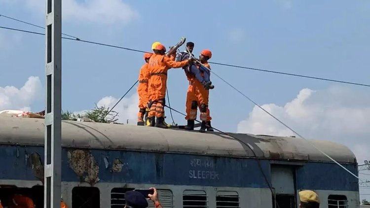 वाराणसी: ट्रेन में आग लगने और यात्रियों के चोटिल होने की सूचना पर राहत कार्य में जुटा विभाग, मॉकड्रिल में परखी तत्परता