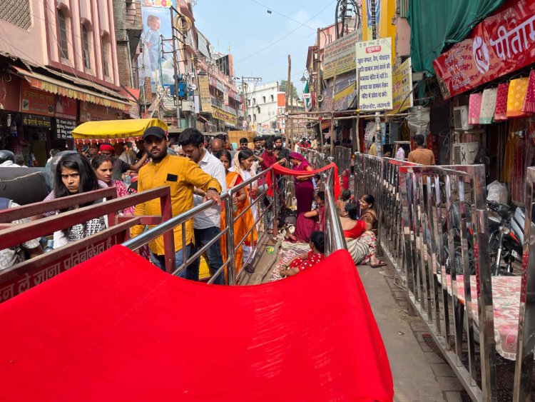 धनतेरस से शुरू होगी भक्तों पर सौभाग्य की वर्षा, मां अन्नपूर्णा के स्वर्णमयी दर्शन को एक दिन पहले ही कतारबद्ध हुए श्रद्धालु