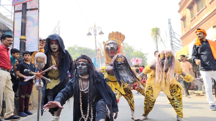 वाराणसी: धूमधाम से यदुवंशियों ने निकाली गोवर्धन शोभायात्रा, लाग विमान की झाकियां रही आकर्षण का केंद्र