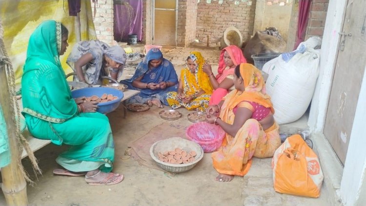 देव दीपावली पर गाय के गोबर से बने दीयों से दमकेंगे घाट: 30 हजार दीये बनाने का लक्ष्य, 25 परिवार की महिलाएं दीये बनाने में जुटीं