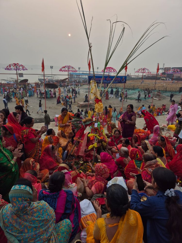 देवोत्थान एकादशी : काशी के घाटों पर उमड़ा श्रद्धालुओं का सैलाब, किया स्नान-दान 