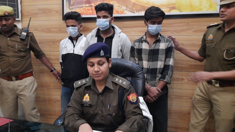 वाराणसी: चौक पुलिस ने तीन शातिर चोरों को लखनऊ से किया गिरफ्तार, आईफोन और ब्रेसलेट बरामद